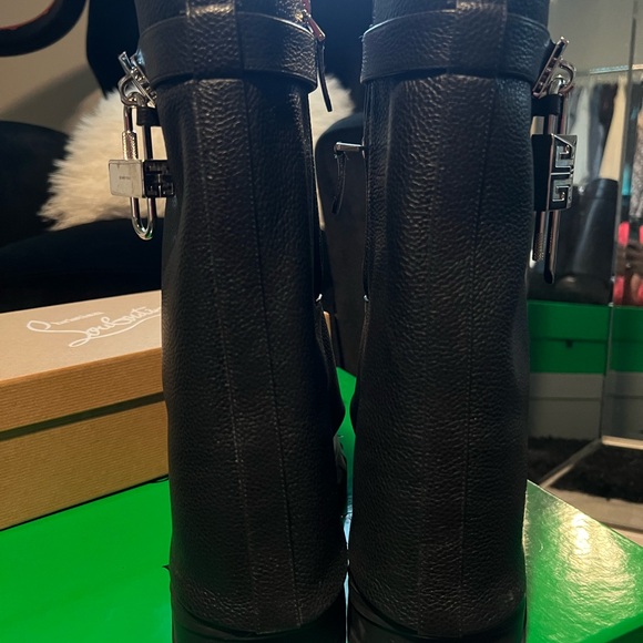 Givenchy Shark Lock Biker ankle boots in grained leather - Picture 6 of 6